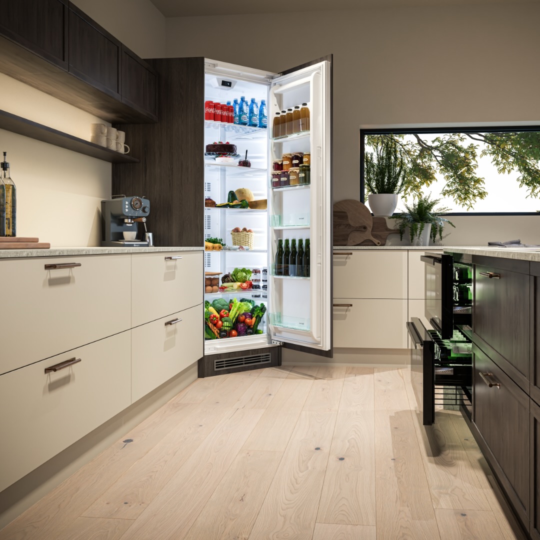 Norcool hoekkoelkast geopend in een moderne hoekkeuken met houten vloer